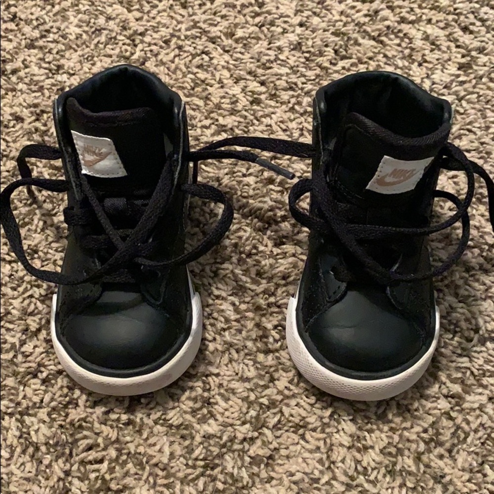 HIGHTOP NIKE SNEAKERS